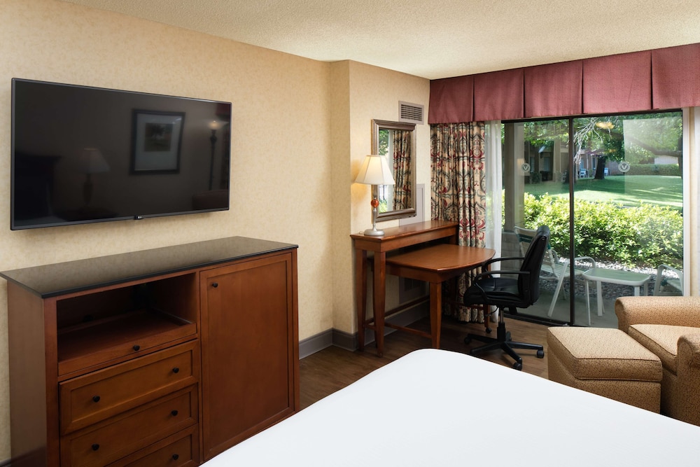 Premium Room, 2 Queen Beds, Pool View - Photo 4