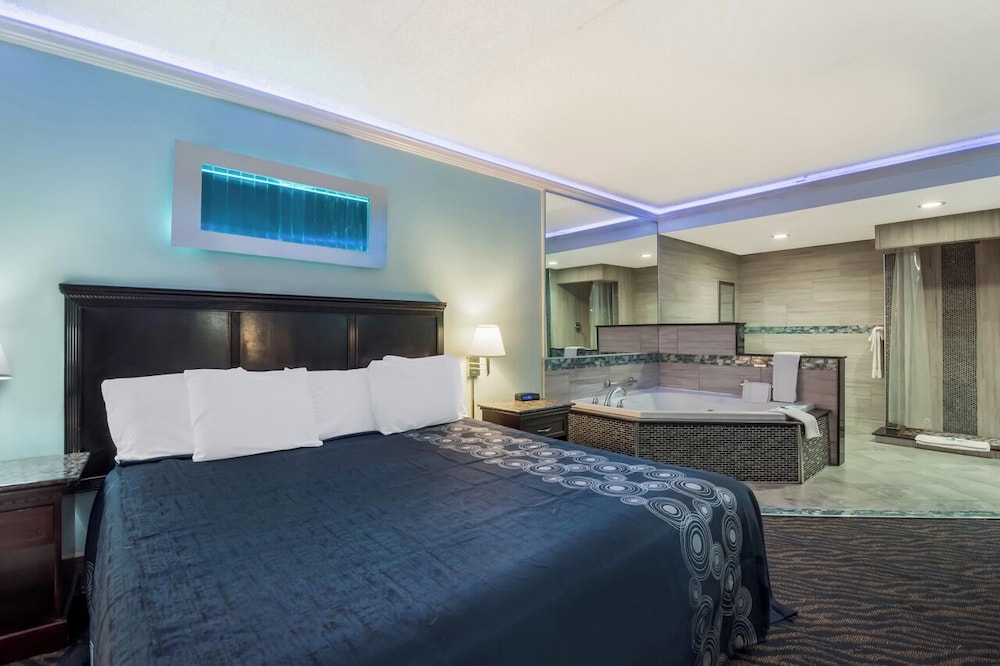 Room, 1 King Bed, Smoking, Jetted Tub - Photo 4