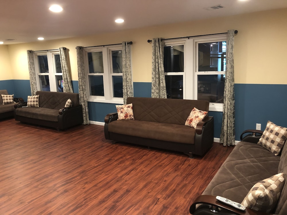 Newly Renovated 4 Bedroom Apartment - Photo 17