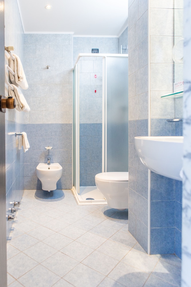 Standard Triple Room - Photo 5