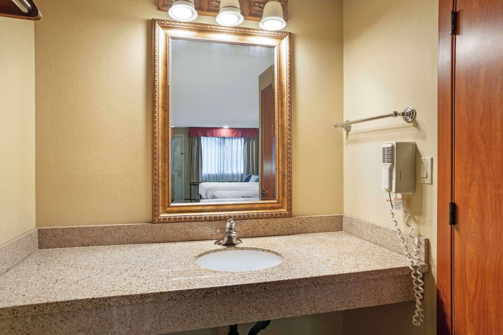 Standard Room, 2 Queen Beds, Accessible, Bathtub photo 2