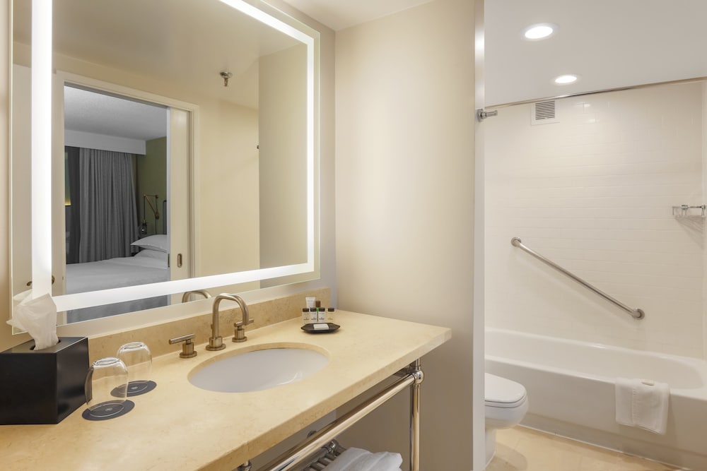 Suite, 1 Bedroom, City View - Photo 11