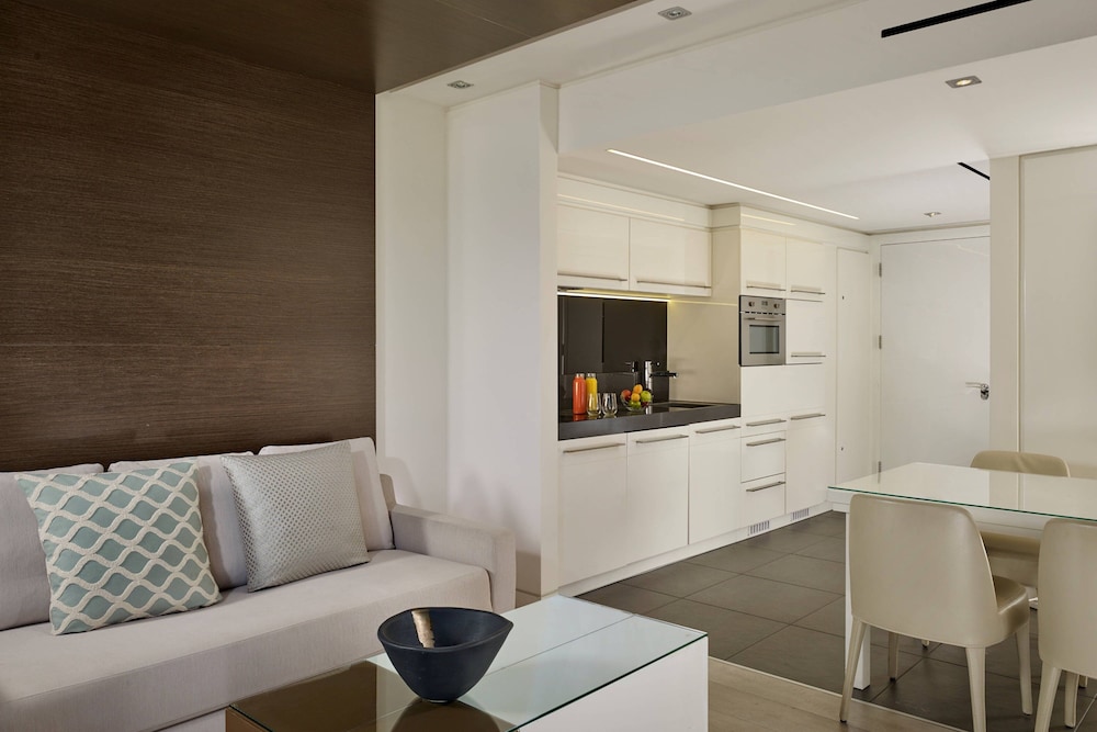 Executive Suite, 1 Queen Bed, Partial Sea View