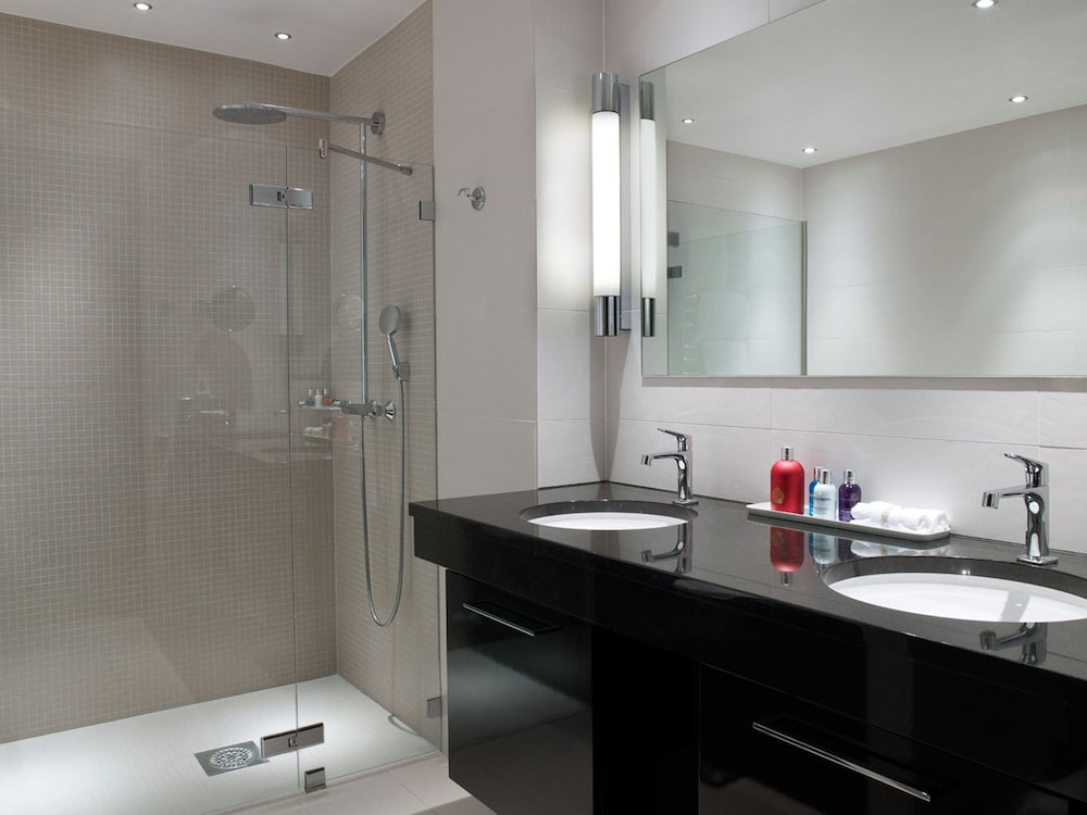Superior Room (Facing Side Street or Courtyard) photo 3