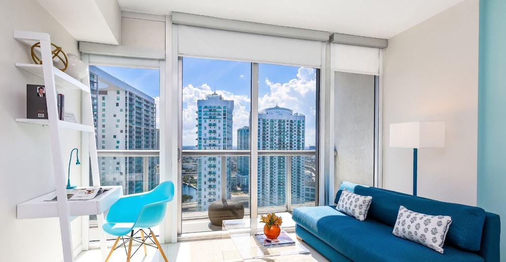Business Studio Suite, 1 Queen, Balcony, City/River ViewÂ 3205