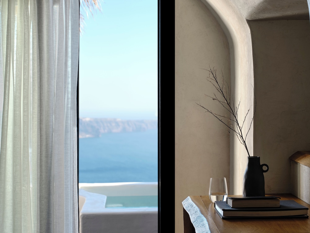 Superior Cave with Caldera View & Outdoor Hot Tub - Photo 9