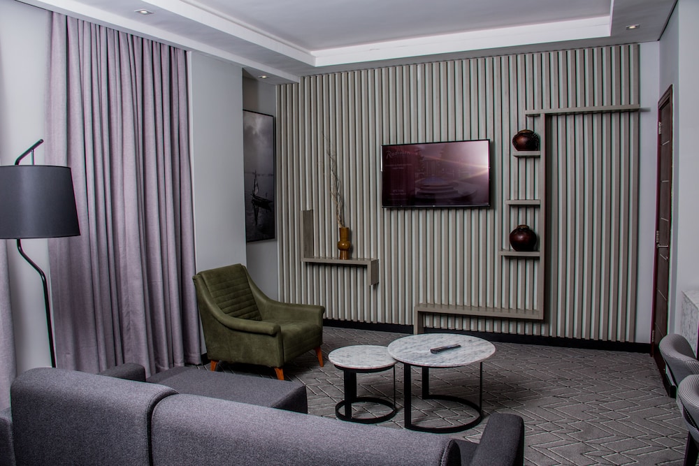 Suite, Pool View - Photo 15