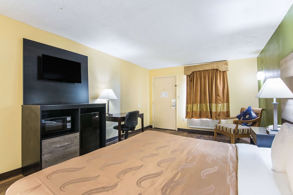 Standard Room, 1 King Bed, Non Smoking - Photo 5