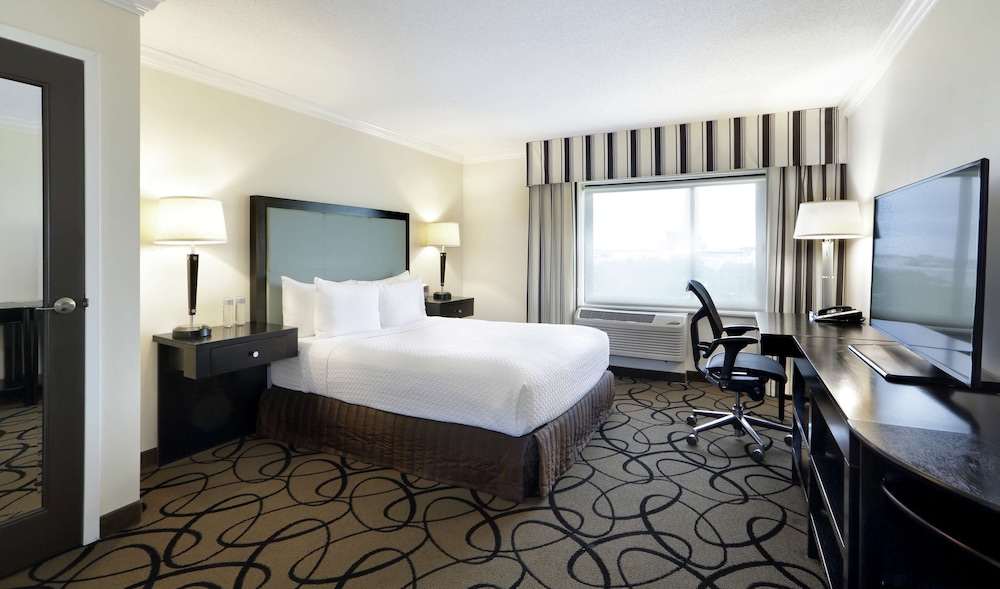 Standard Room, 1 Queen Bed, Accessible (Mobility & Hearing, Roll-in Shower) - Photo 1