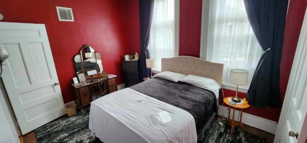 The Bates Bobcat Family Suite with Bobcat Den