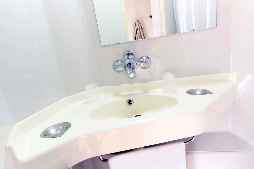 Standard Room, 3 Twin Beds - Photo 6
