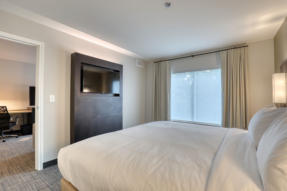 Suite, 1 King Bed with Sofa bed, Corner - Photo 2