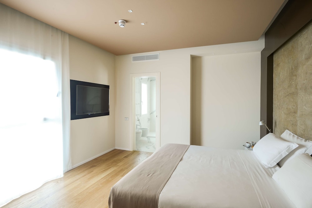 Superior Room, 1 Queen Bed - Photo 17
