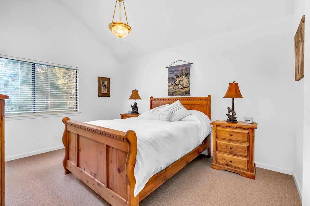 House, Multiple Beds, Patio, Mountain View (Yosemite Heights) photo 2