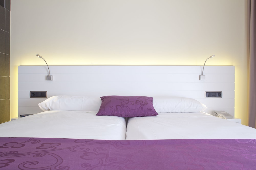 Comfort Room, Balcony (Avenue)