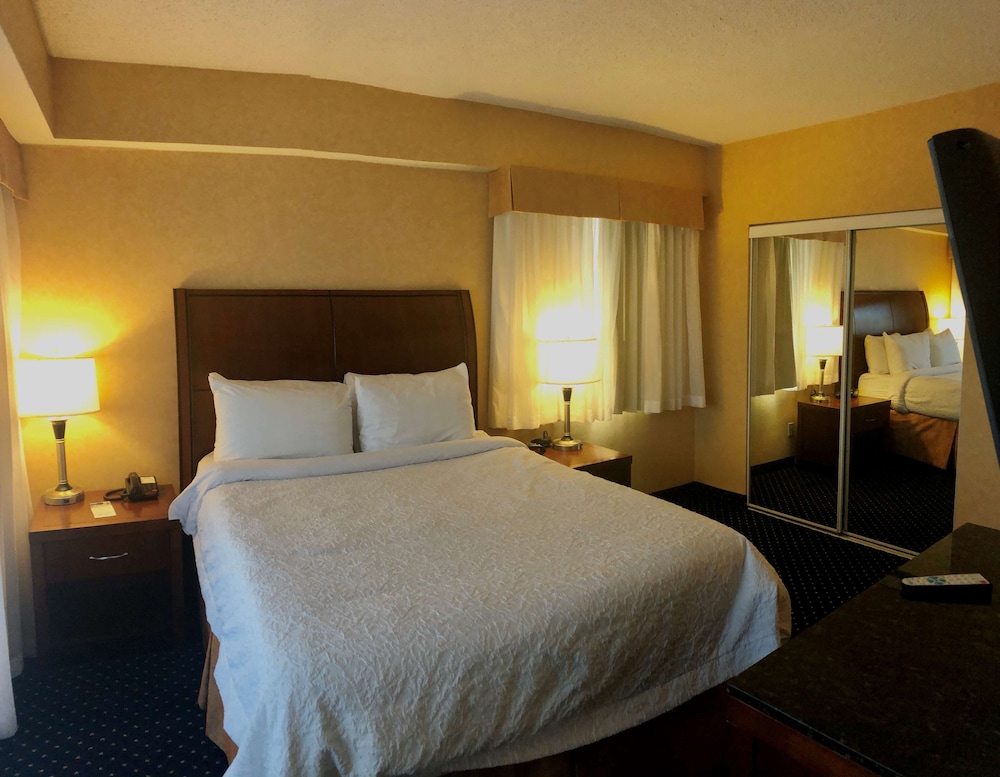 Suite, 1 Queen Bed, Non Smoking, Jetted Tub (Living Room;with Sofabed) - Photo 1