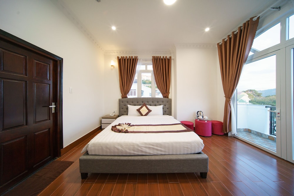 Deluxe Room with Balcony - Photo 4