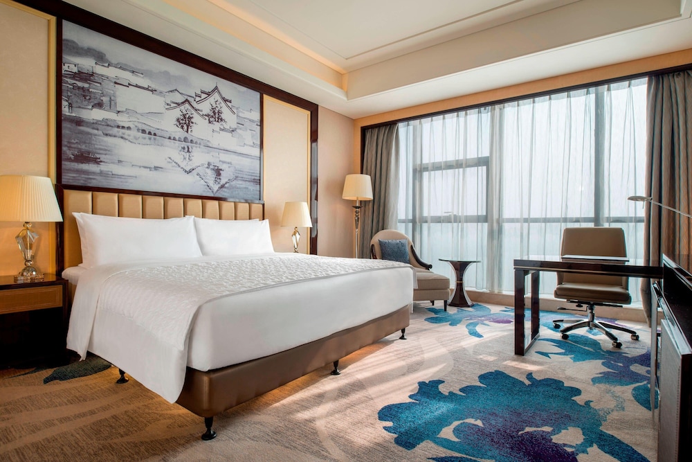 1 King Bed, City View, High Floor