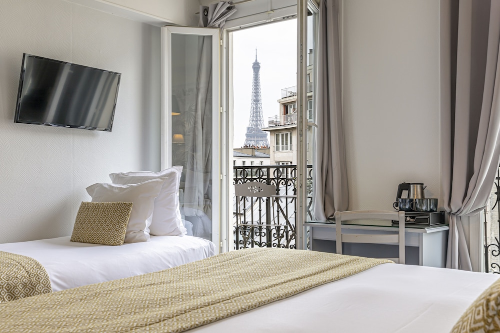 Triple Room, Eiffel Tower View