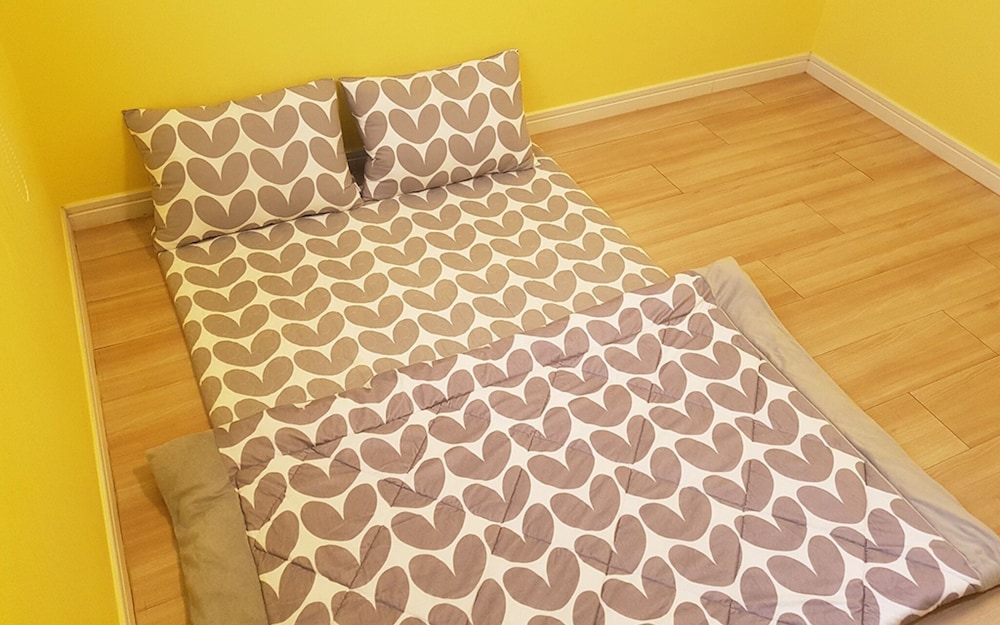 Room (Ondol Room 202)