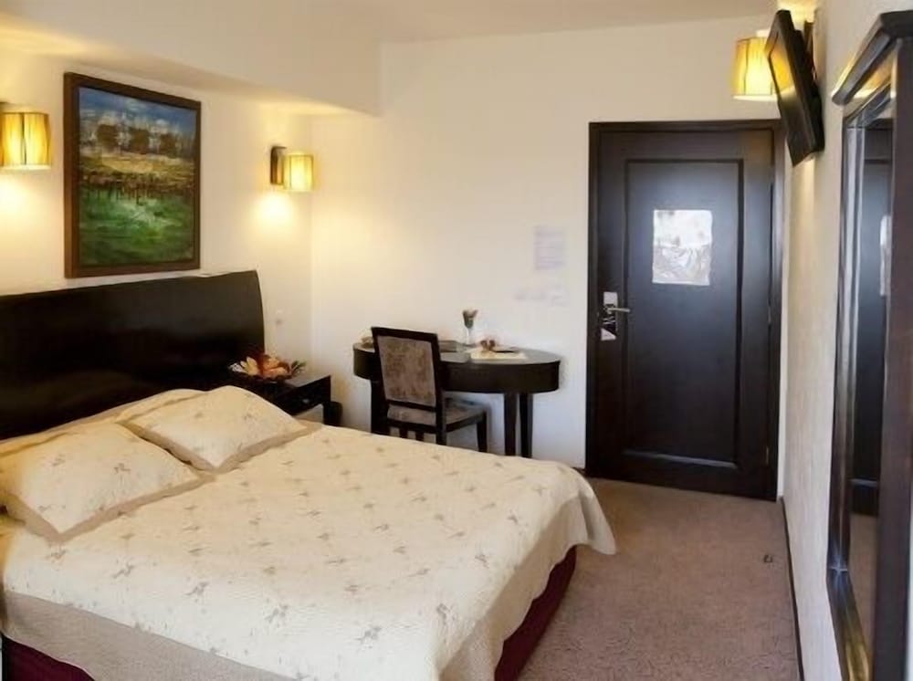 Double or Twin Room with Extra Bed photo 3
