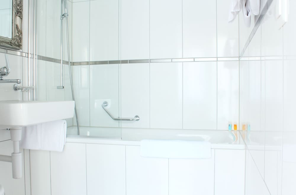 Standard Double or Twin Room - Photo 11