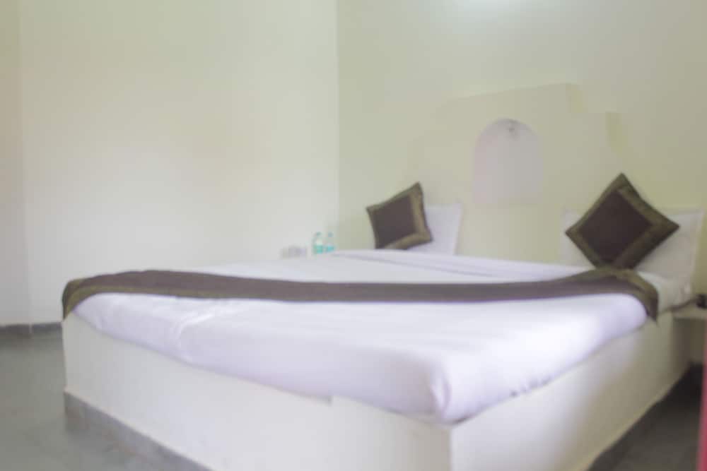 Royal Room, Non Smoking, Hill View photo 2