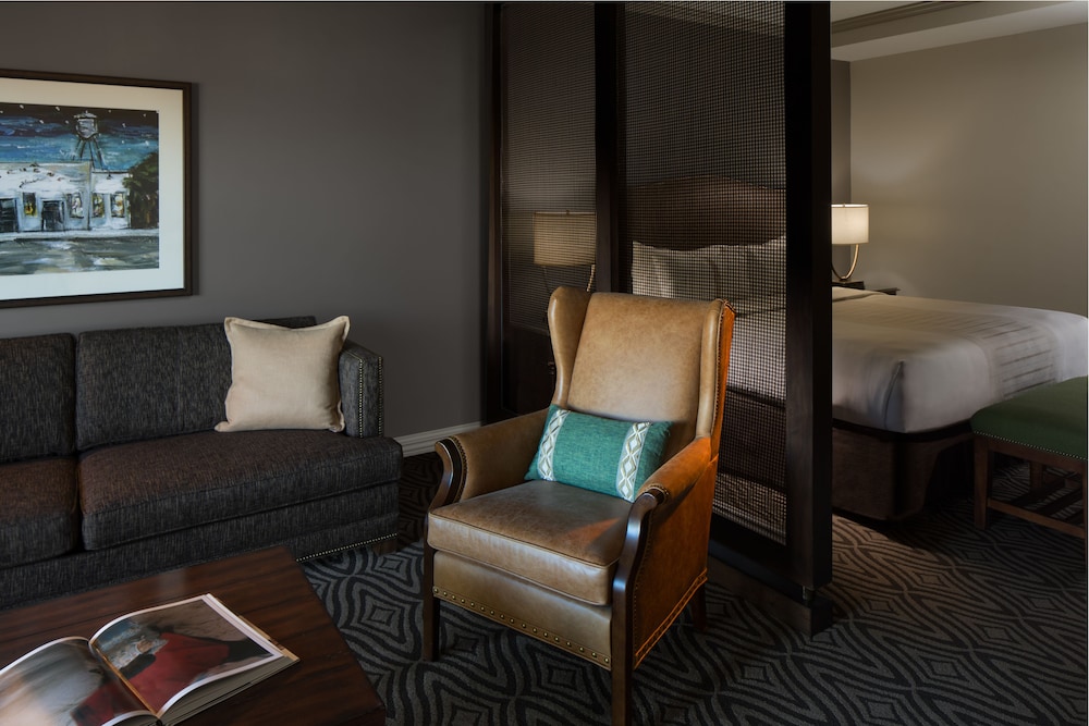 Suite, Pool View