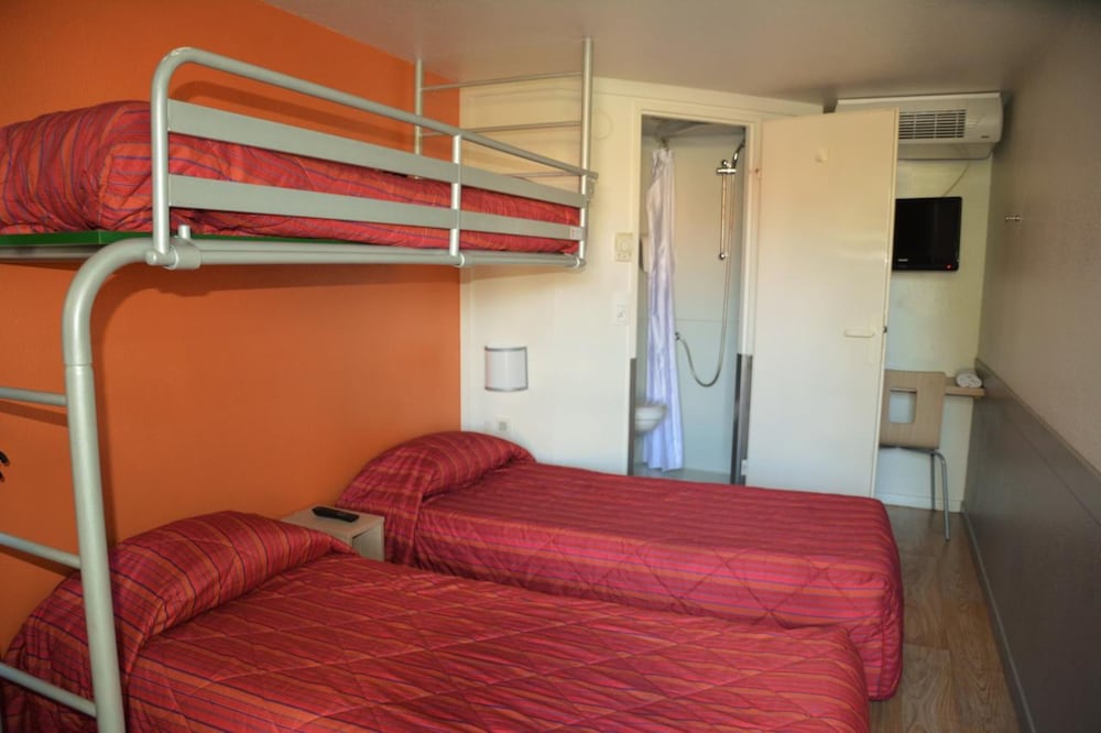 Standard Room, 3 Twin Beds photo 2