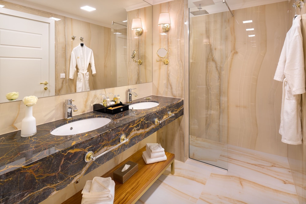 Luxury suite (Sea front, Balcony, Jacuzzi) - Photo 11
