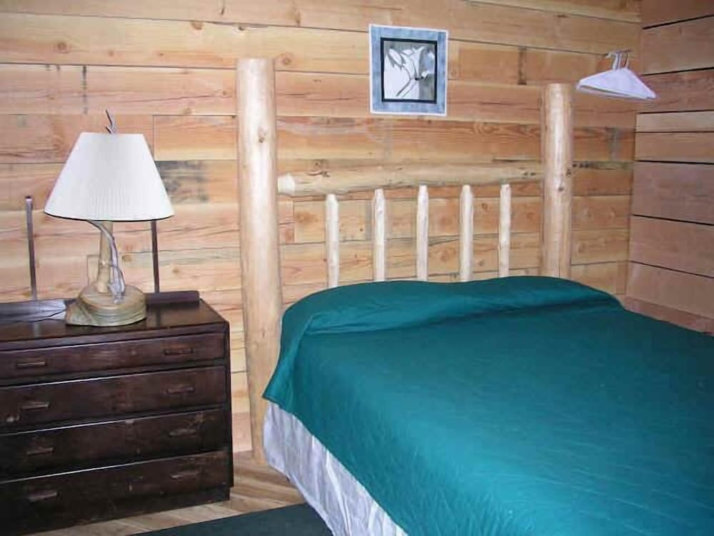 Deluxe Cabin, 2 Bedrooms, 2 Bathrooms, River View photo 2