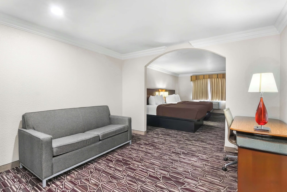 Standard Room, 2 Queen Beds, Non Smoking, Refrigerator & Microwave (with Sofabed) photo 1