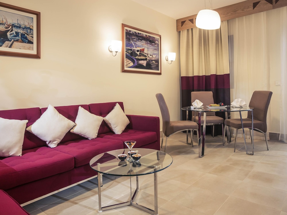 Deluxe Twin Room with Garden View thumbnail 6