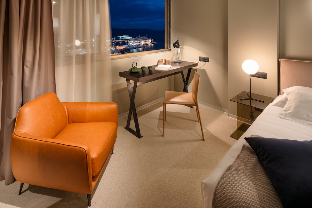 Room, 1 Double or 2 Twin Beds, Sea View photo 2