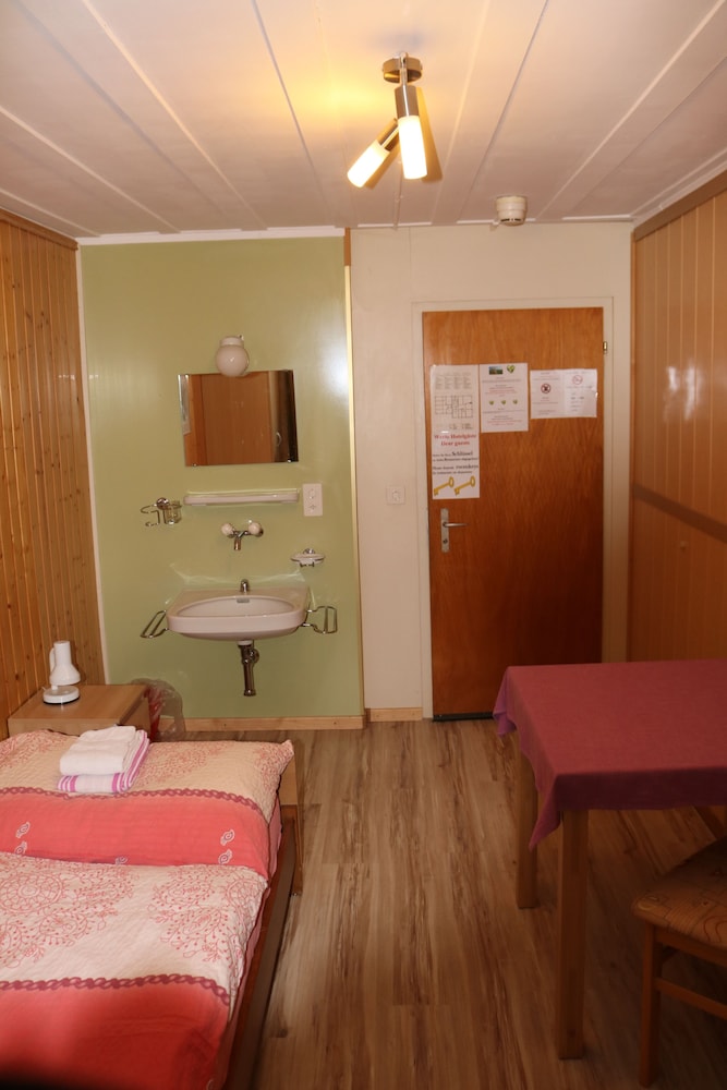 Single Room, 1 Twin Bed, Shared Bathroom, Mountain View photo 2