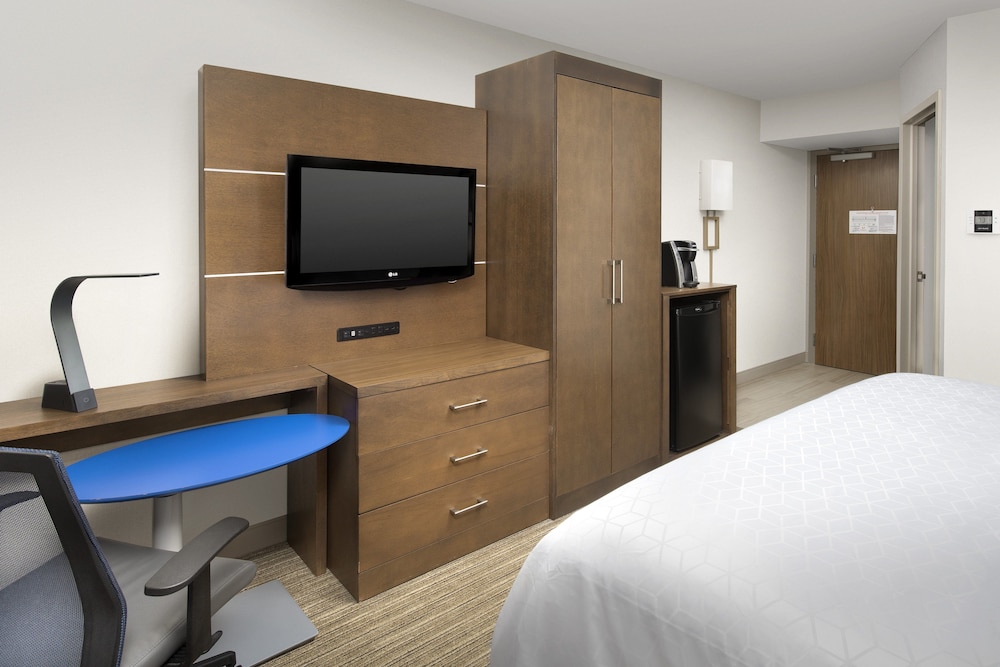 Standard Room, 1 King Bed (Walk-In Shower) - Photo 3