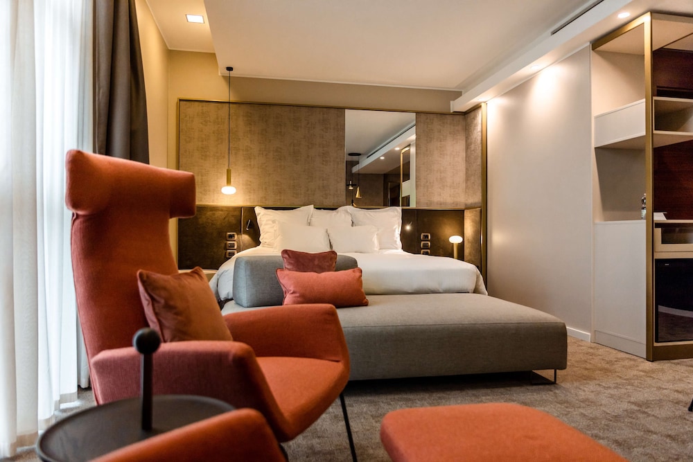Junior Suite, 1 King Bed, Non Smoking (Living Room) - Photo 3