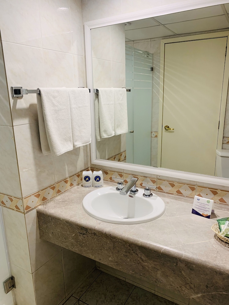 Standard Room, 1 King Bed, Ensuite - Photo 4