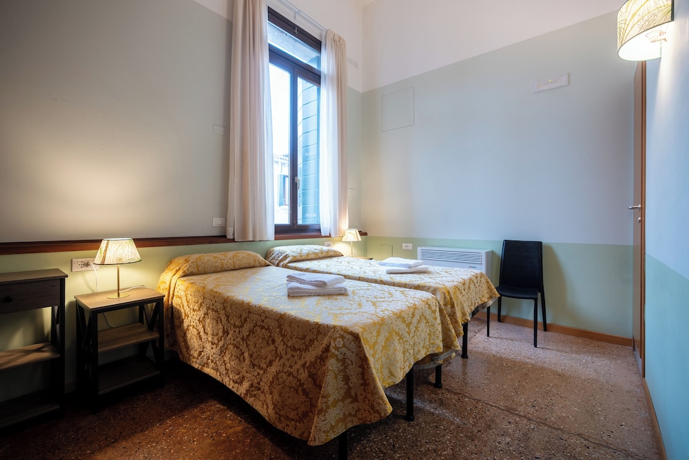 Basic Double Room, Canal View photo 2