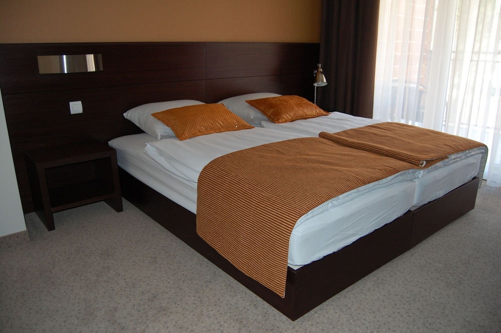 Family Room, 2 Bedrooms, Balcony, Mountain View