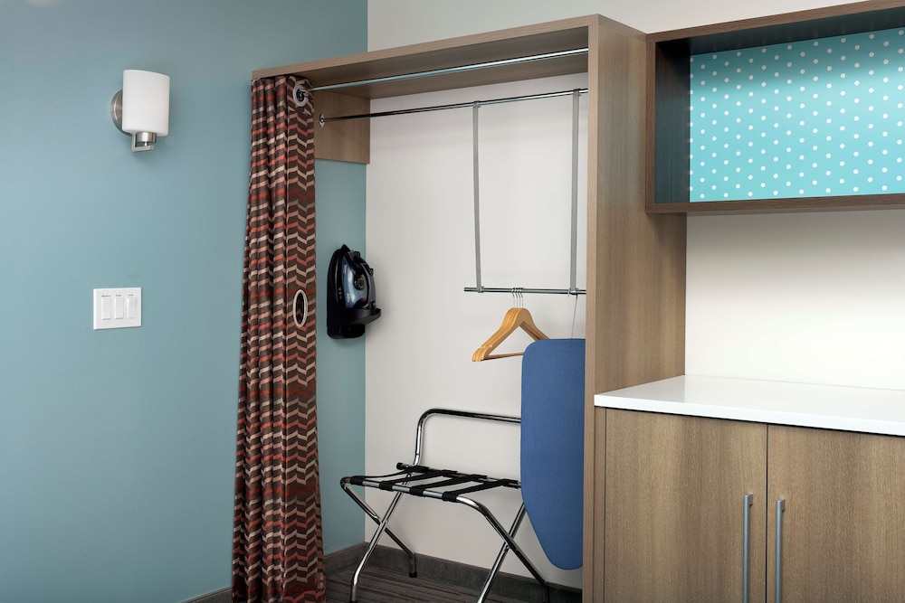 Suite, 1 King Bed, Accessible (Mobility & Hearing, Roll-In Shower) photo 3