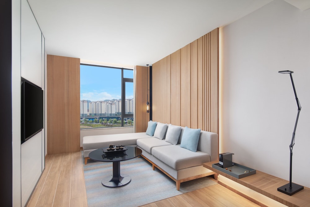 Suite, 1 King Bed, Mountain View
