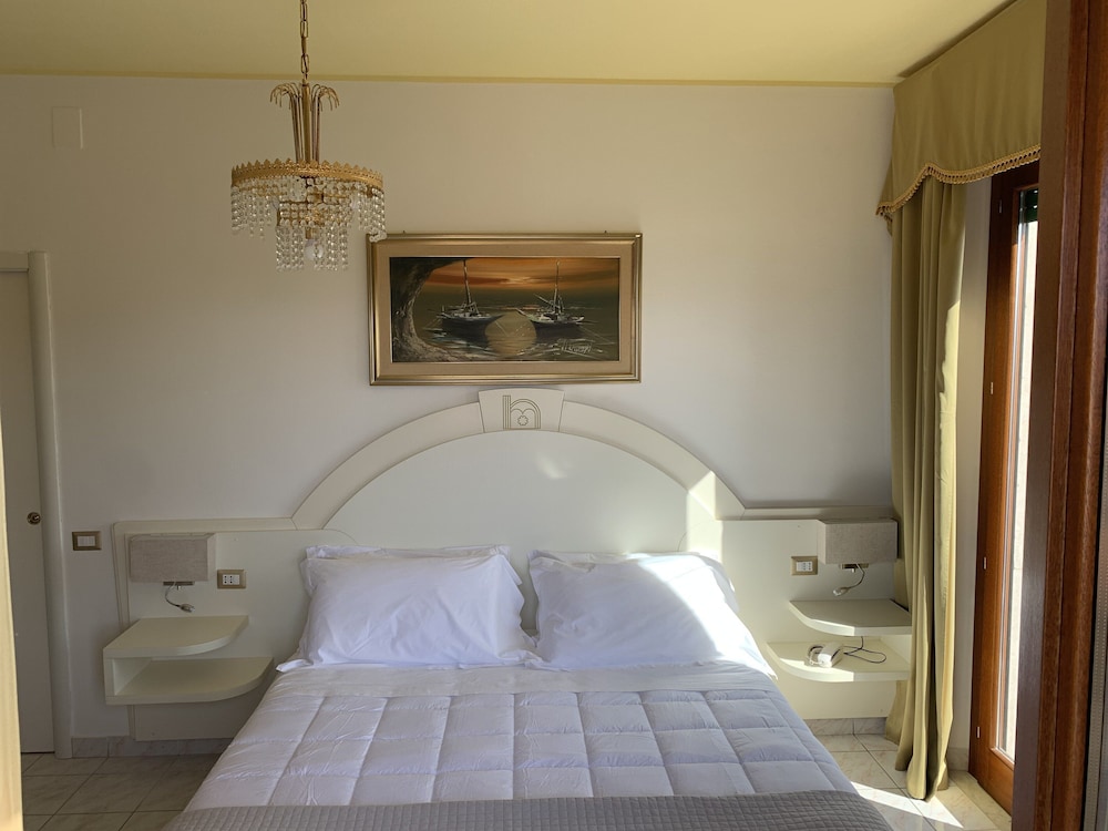 Standard Triple Room, Balcony, Sea View