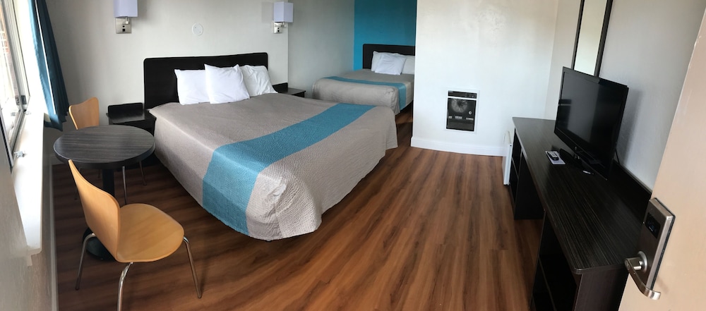 Deluxe Room, Multiple Beds, Non Smoking, Refrigerator & Microwave - Photo 3