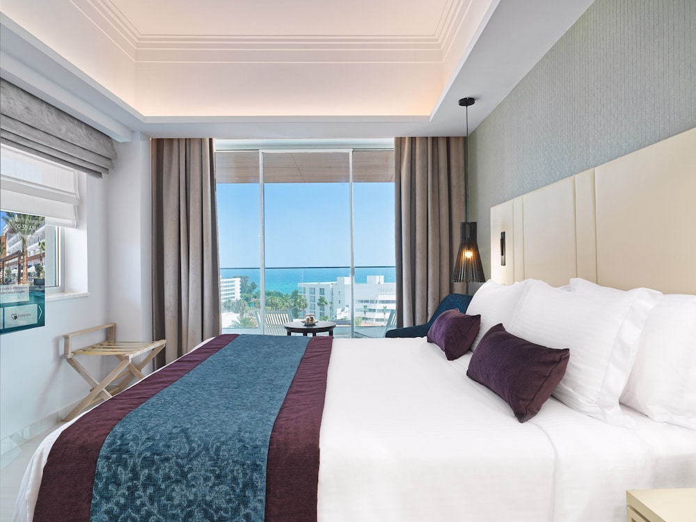 Superior Room, Pool View - Photo 1