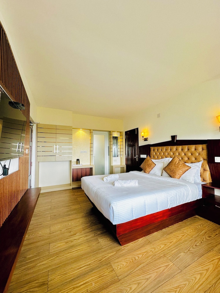 Premium Suite, 1 Queen Bed, Valley View photo 2