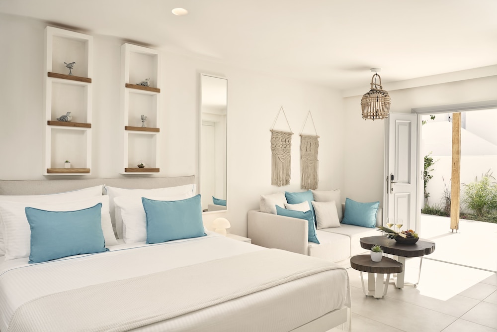 Suite, 1 Queen Bed, Garden View (Luxury Suite with Private Pool)