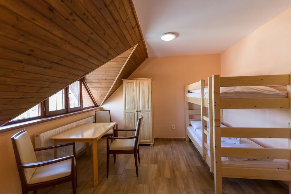 Family Room, Multiple Beds, Ensuite photo 2