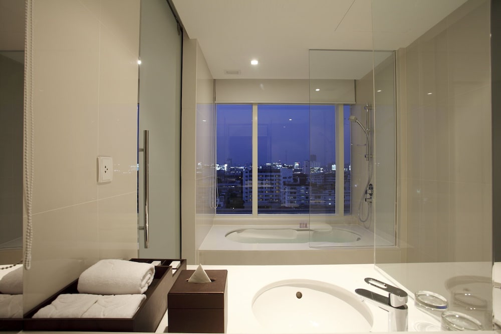 Deluxe Suite, 1 King Bed with Sofa bed, City View photo 2
