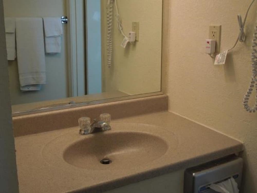Room, 1 Queen Bed, Non Smoking, Refrigerator & Microwave - Photo 2